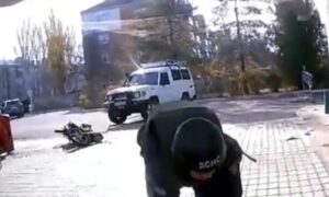 Перші хвилини після влучання FPV-дрону в АЗС у Нікополі показала поліція: правоохоронці рятували пораненого (відео)