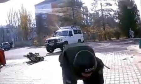 Перші хвилини після влучання FPV-дрону в АЗС у Нікополі показала поліція: правоохоронці рятували пораненого (відео)