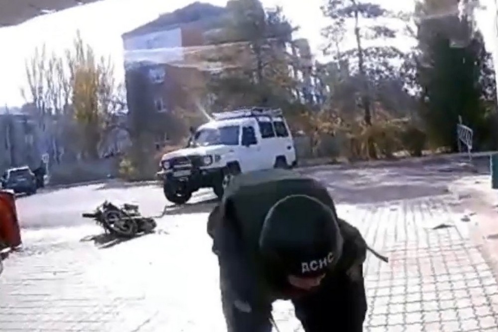 Перші хвилини після влучання FPV-дрону в АЗС у Нікополі показала поліція: правоохоронці рятували пораненого (відео) 1 Перші хвилини після влучання FPV-дрону в АЗС у Нікополі показала поліція: правоохоронці рятували пораненого (відео)