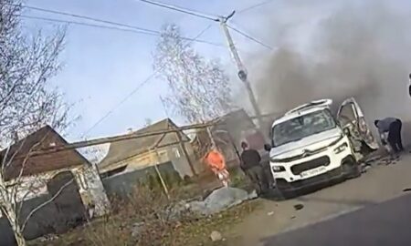 Поліція Нікопольщини показала, як під атакою дрона правоохоронці рятували поранену жінку (відео)