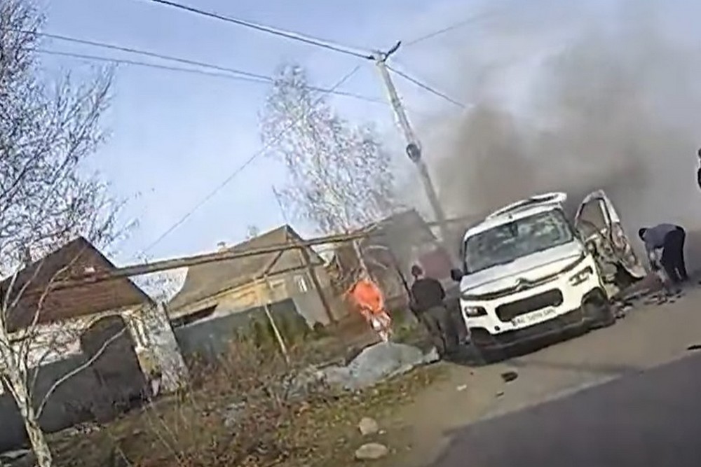 Поліція Нікопольщини показала, як під атакою дрона правоохоронці рятували поранену жінку (відео)