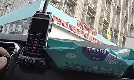 В місті, яке кожен день ранить російський снаряд… На Нікопольщині не пропускали авто поліції, що евакуювало поранену