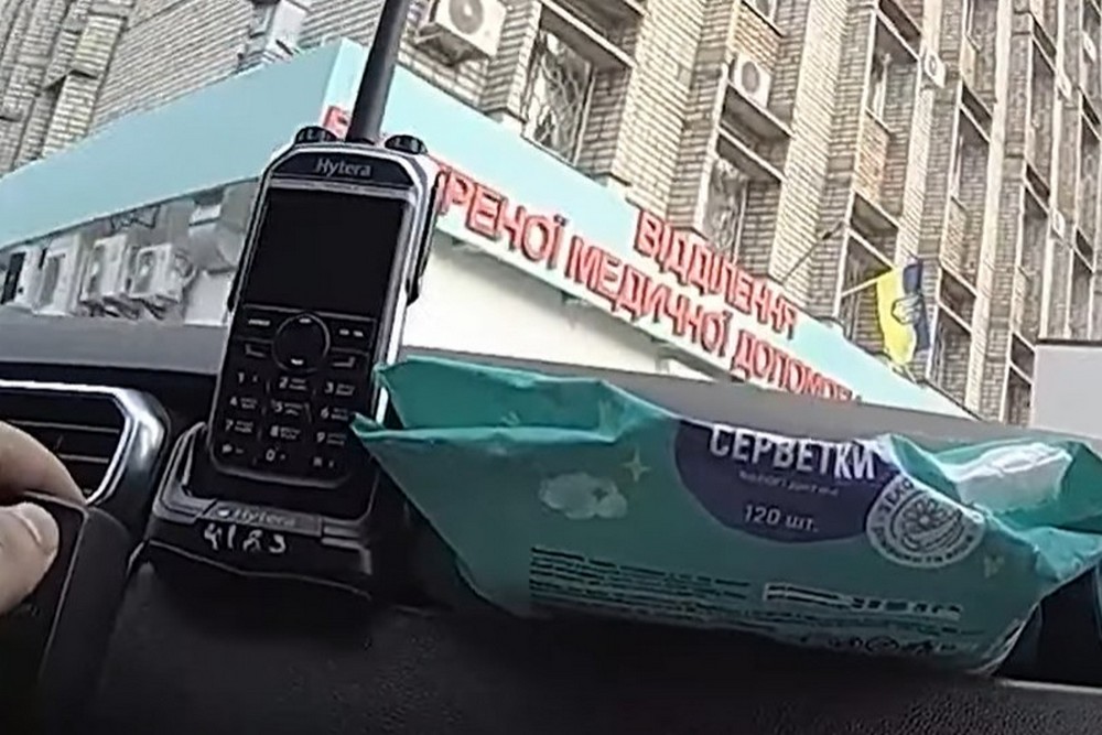 В місті, яке кожен день ранить російський снаряд… На Нікопольщині не пропускали авто поліції, що евакуювало поранену