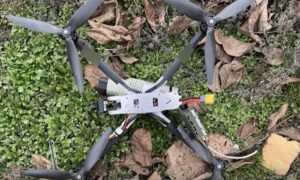 ВІДЕО: на Нікопольщині дрон впав біля будинку і не здетонував: поліцейські знешкодили небезпечний боєприпас