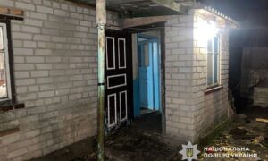 Ніж у серце: на Дніпропетровщині затримали підозрювану у вбивстві жінку 2 на Дніпропетровщині затримали підозрювану у вбивстві жінку