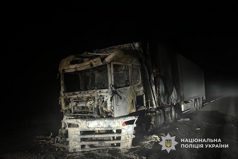 Ворожий дрон поцілив по вантажівці і вбив чоловіка: наслідки обстрілів Нікопольщини і області, зафіксували поліцейські (фото) 1 наслідки обстрілів Нікопольщини і області, зафіксували поліцейські (фото) 6