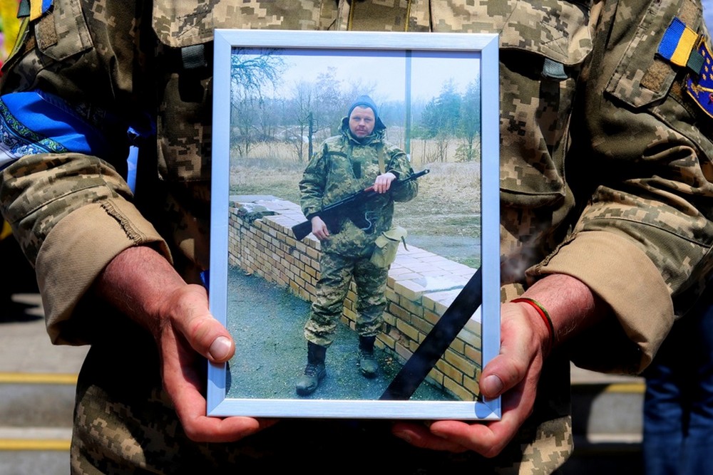 Захисник з Нікополя Сергій Красних 5 листопада відзначав би своє 49-річчя, але йому назавжди 45… І сьогодні ми вшановуємо пам’ять Героя! Захисник з Нікополя Сергій Красних 5 листопада відзначав би своє 49-річчя, але йому назавжди 45… І сьогодні ми вшановуємо пам’ять Героя!