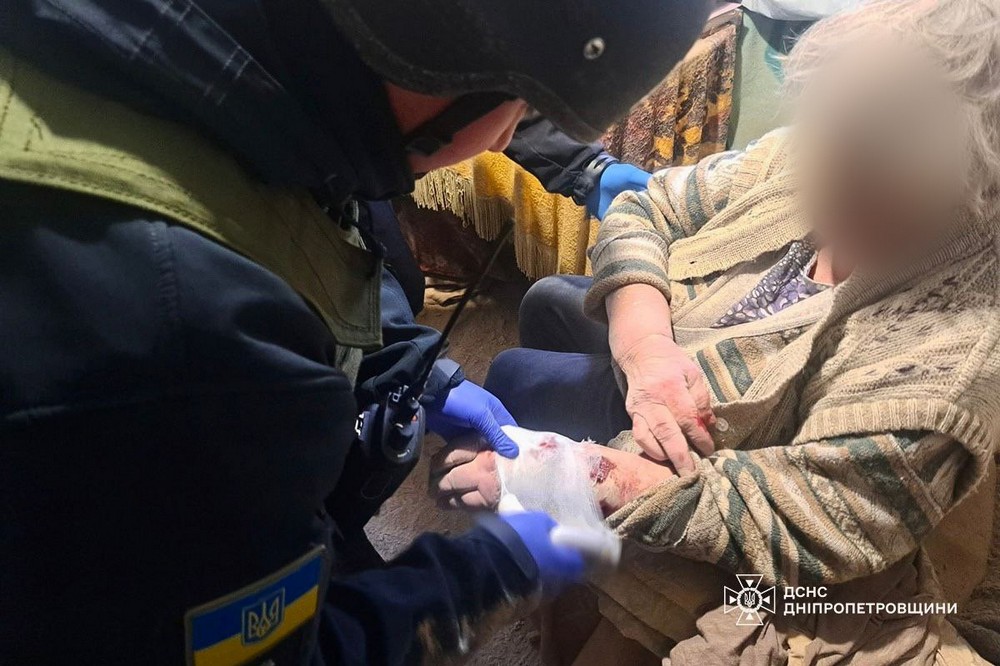 Поранена жінка, зруйновано школу: про наслідки обстрілів Нікополя та області, розповіли у ДСНС (фото) 1 обстрілів Нікополя 3