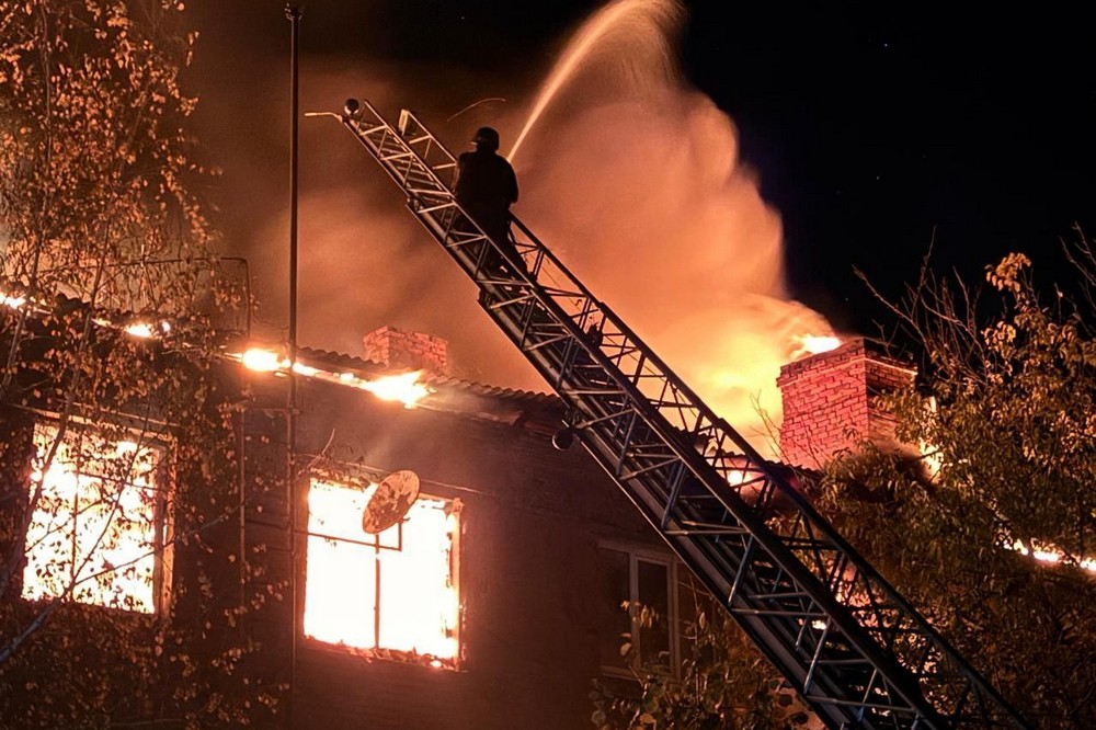 У Нікополі палав багатоквартирний будинок, знищено авто, ворог також атакував район і Синельниківщину (фото) 1 photo 2025 11 01 06 30 06