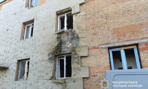 У Нікополі дрон влучив у гаражний кооператив: перебуваючи за кермом, опинився в епіцентрі вибуху 75-річний чоловік