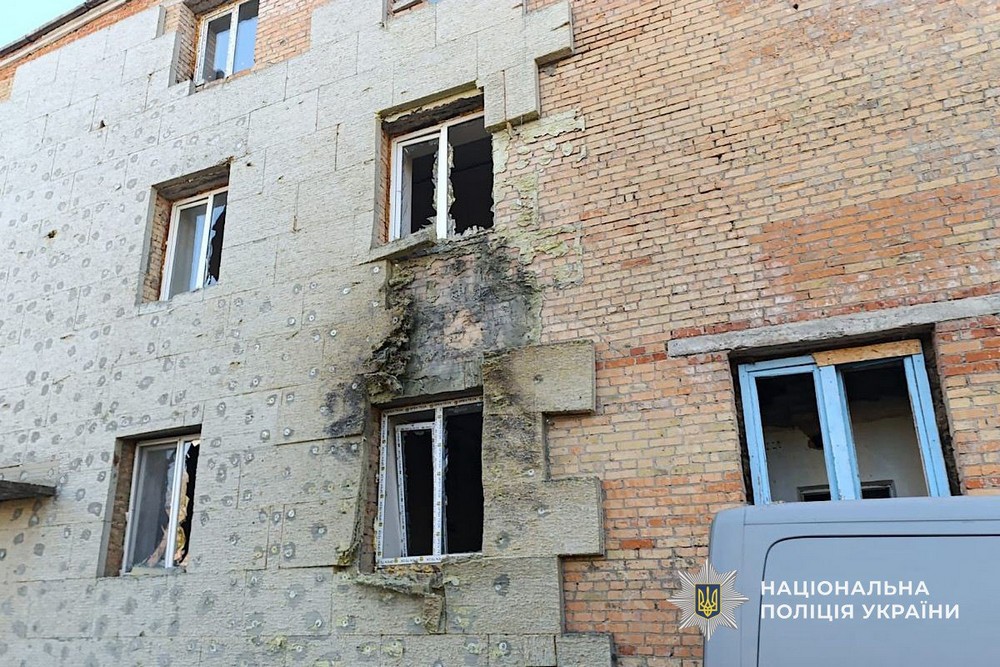 У Нікополі дрон влучив у гаражний кооператив: перебуваючи за кермом, опинився в епіцентрі вибуху 75-річний чоловік