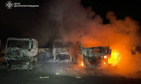 Загибла і 8 поранених, серед них діти, масштабні пожежі: наслідки ракетно-дронового удару по Дніпропетровщині показали у ДСНС