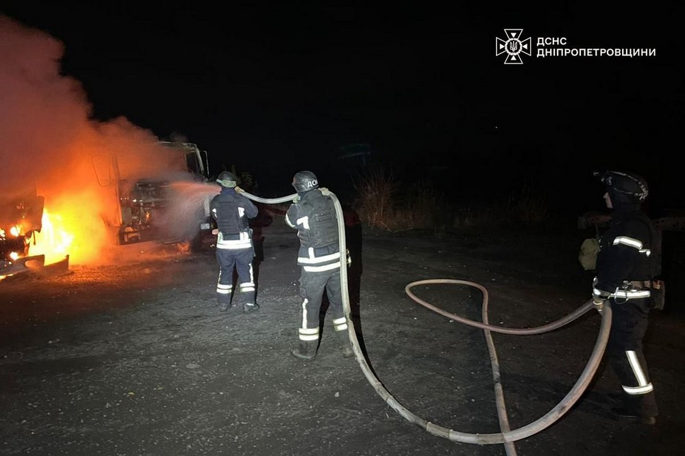 photo 2025 11 04 08 20 47 Загибла і 8 поранених, серед них діти, масштабні пожежі: наслідки ракетно-дронового удару по Дніпропетровщині показали у ДСНС