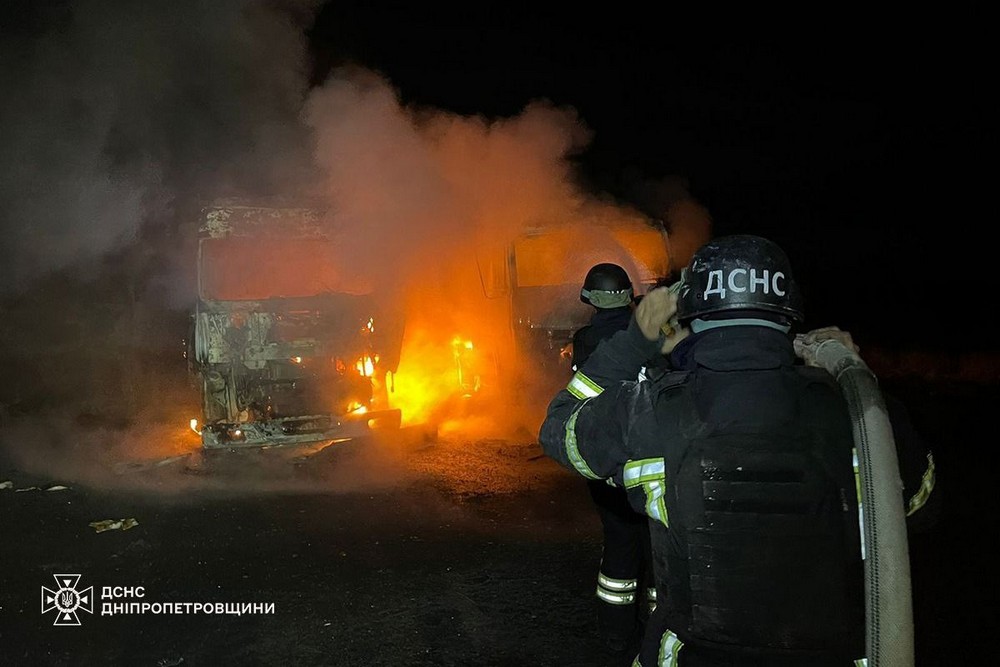 photo 2025 11 04 08 20 50 Загибла і 8 поранених, серед них діти, масштабні пожежі: наслідки ракетно-дронового удару по Дніпропетровщині показали у ДСНС
