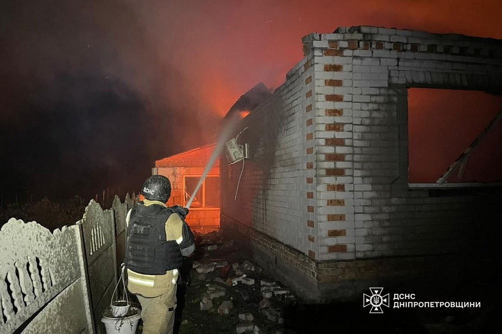 photo 2025 11 04 08 20 51 Загибла і 8 поранених, серед них діти, масштабні пожежі: наслідки ракетно-дронового удару по Дніпропетровщині показали у ДСНС