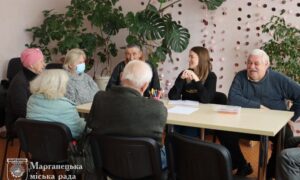 У Марганці сьогодні відбулася перша зустріч психологічних консультацій для людей поважного віку «Квіти осені» (фото)
