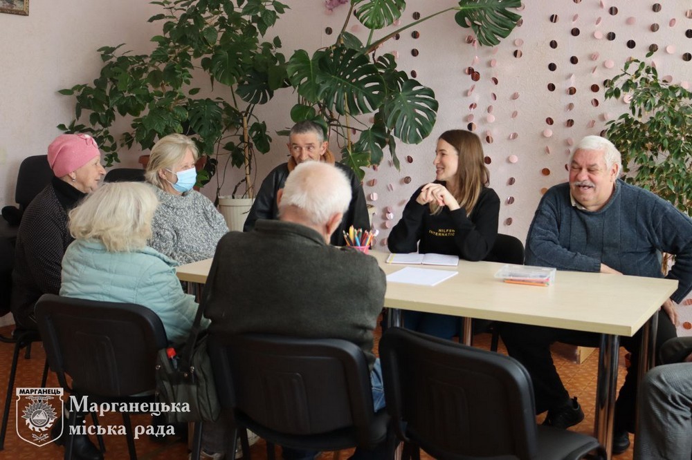 У Марганці сьогодні відбулася перша зустріч психологічних консультацій для людей поважного віку «Квіти осені» (фото)