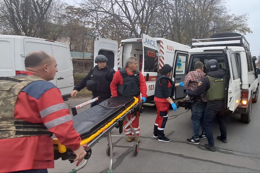 У Нікополі є поранений, побито АЗС і будинки, знищено авто, під обстрілом були також район і Синельниківщина (фото)