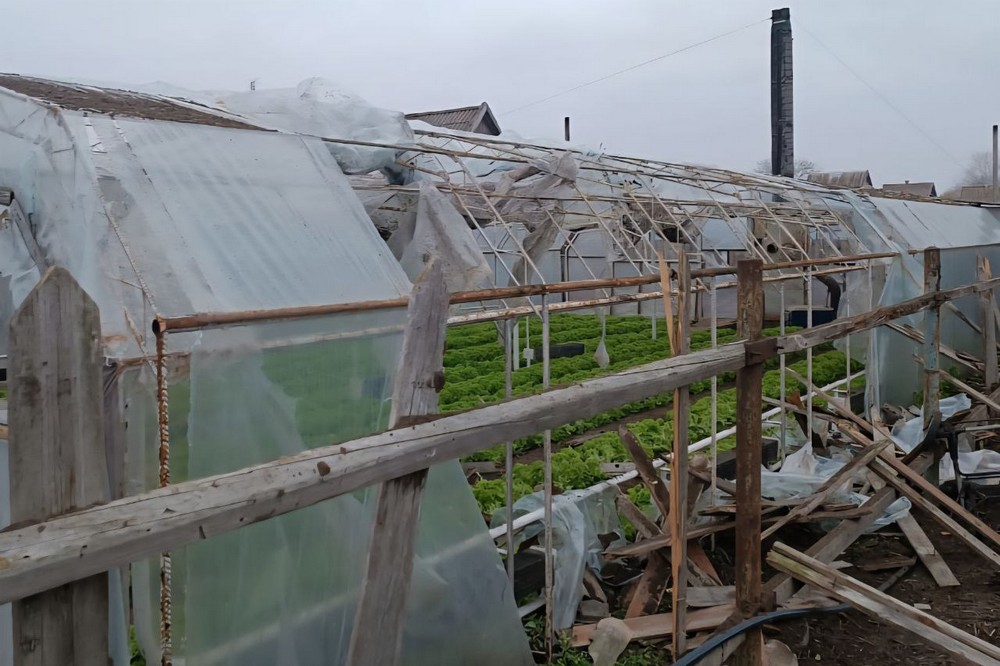 У Нікополі є поранений, побито АЗС і будинки, знищено авто, під обстрілом були також район і Синельниківщина (фото)