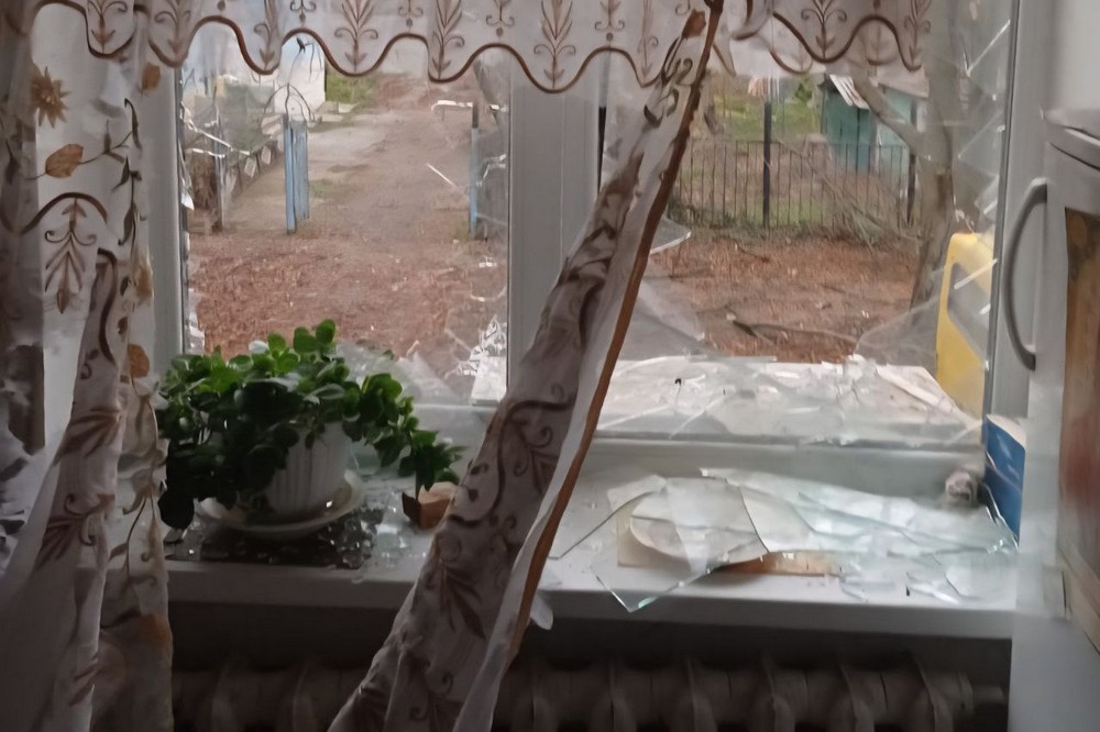 У Нікополі є поранений, побито АЗС і будинки, знищено авто, під обстрілом були також район і Синельниківщина (фото)