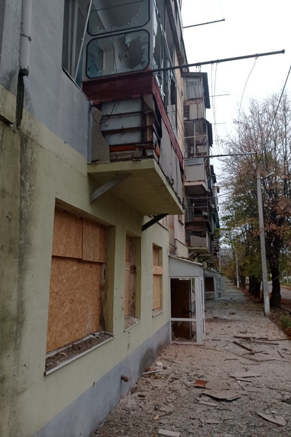 У Нікополі є поранений, побито АЗС і будинки, знищено авто, під обстрілом були також район і Синельниківщина (фото)