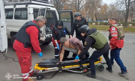 У Нікополі сьогодні рятувальники надали першу допомогу пораненому чоловіку (фото)