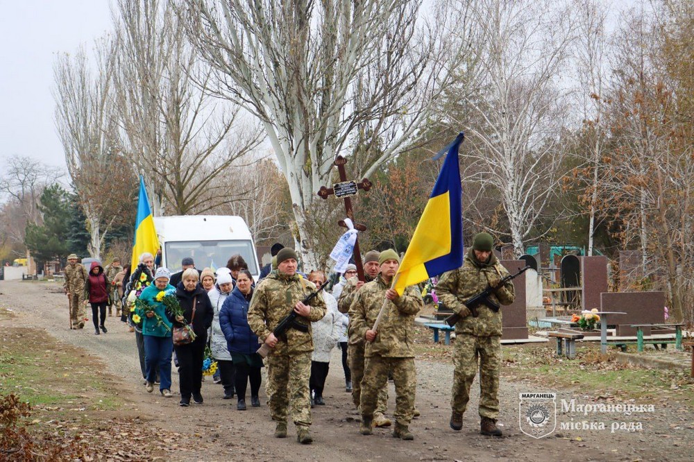 photo 2025 11 06 13 13 13 (2) На Нікопольщині провели в останню путь Героя: фото