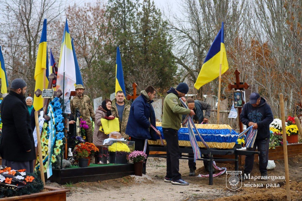 photo 2025 11 06 13 13 13 На Нікопольщині провели в останню путь Героя: фото
