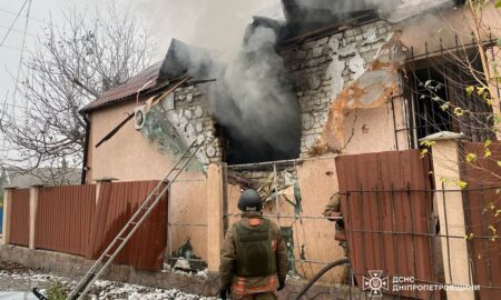У Нікополі двоє поранених – ворожий дрон влучив у будинок