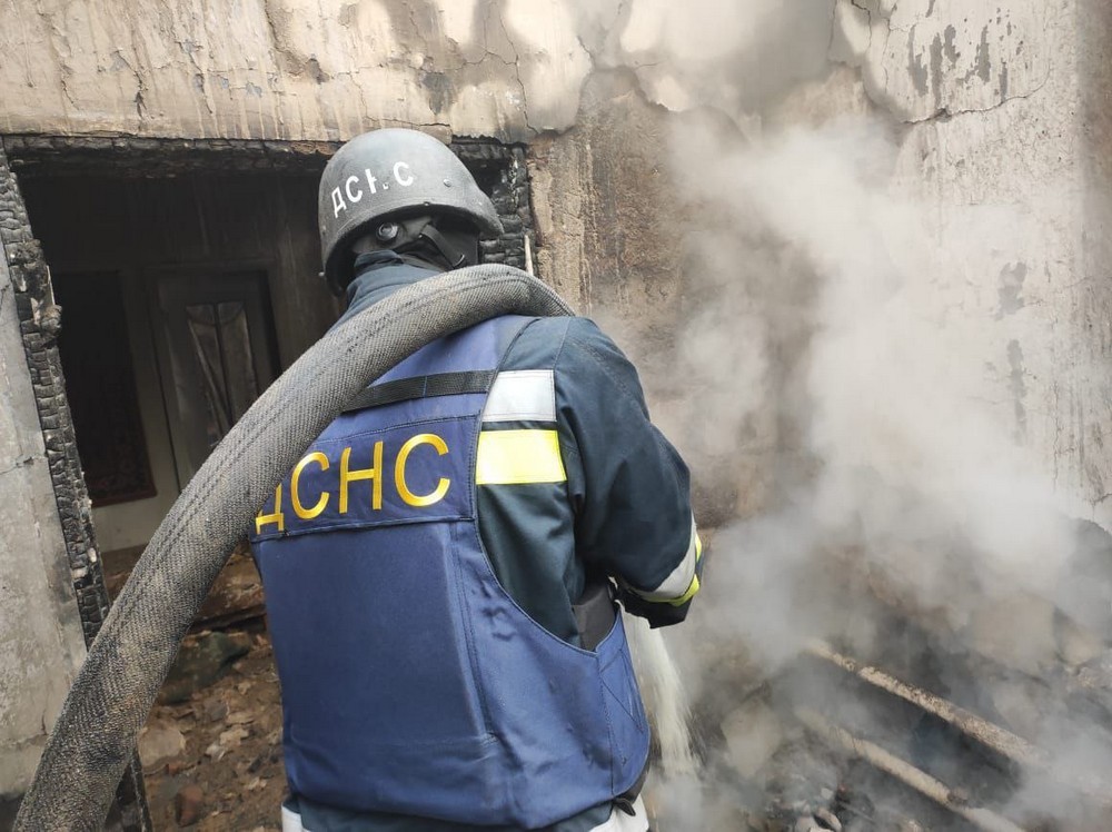 У Нікополі побито 10 будинків і авто, сталася пожежа, ворог також атакував район і область (фото) У Нікополі побито 10 будинків і авто, сталася пожежа, ворог також атакував район і область (фото)