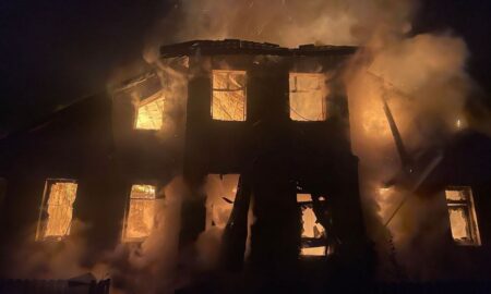 Нікополь знову під обстрілами, також ворог атакував район і Синельниківщину – загорілися будинок і храм