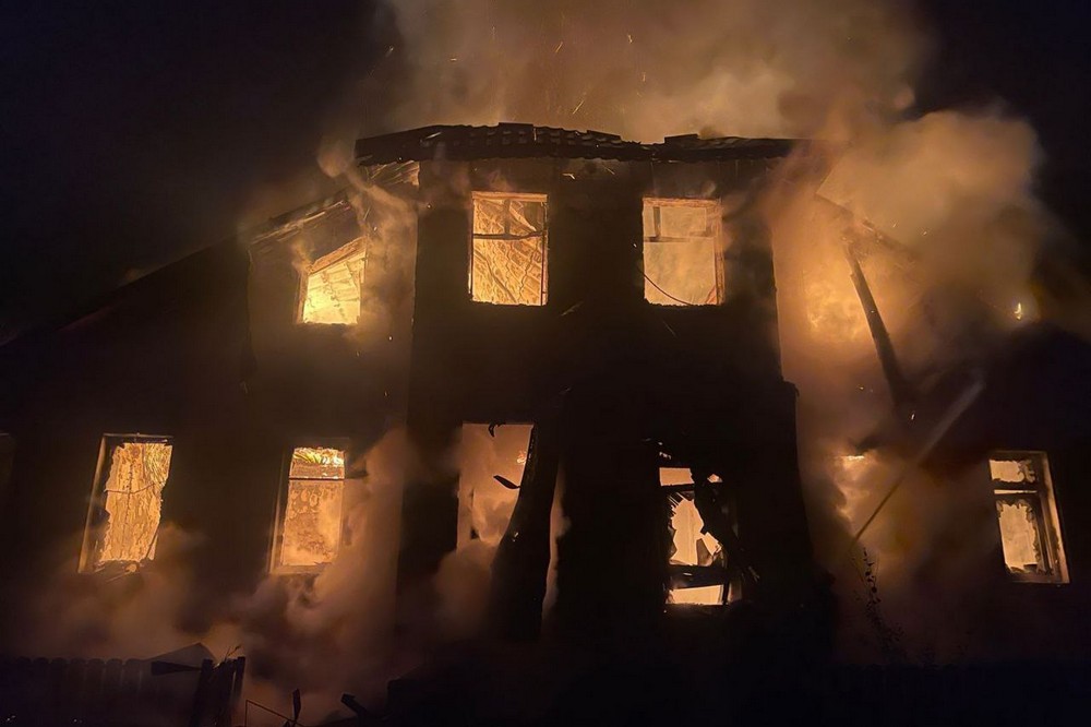 Нікополь знову під обстрілами, також ворог атакував район і Синельниківщину – загорілися будинок і храм 1 Нікополь знову під обстрілами, також ворог атакував район і Синельниківщину – загорілися будинок і храм