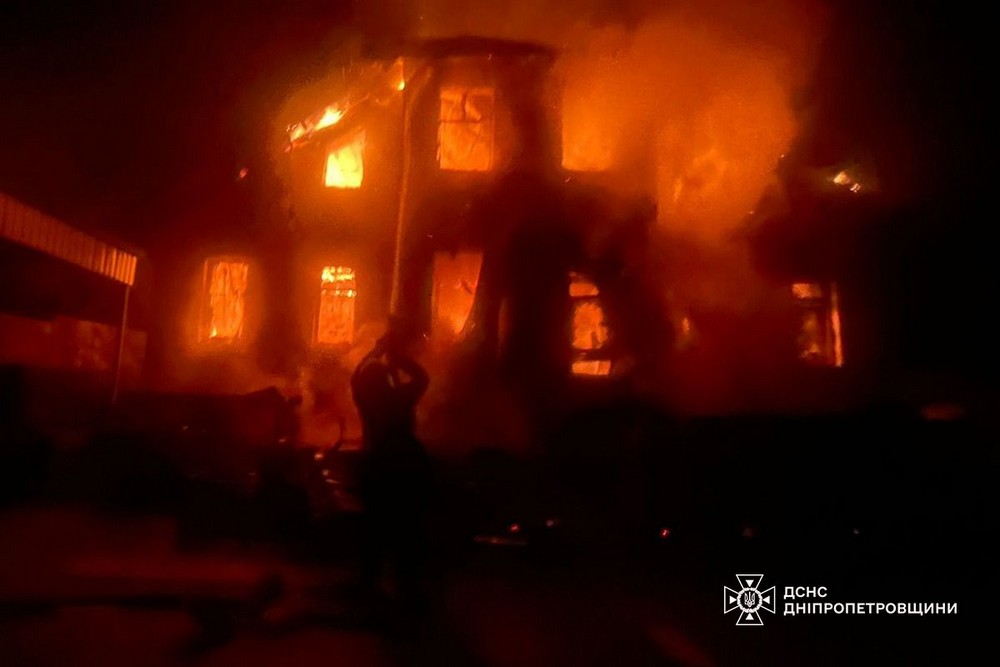 photo 2025 11 10 09 25 40 (2) Спалахнули будинок, храм і банк: про наслідки обстрілів Нікополя і Синельниківщини розповіли у ДСНС