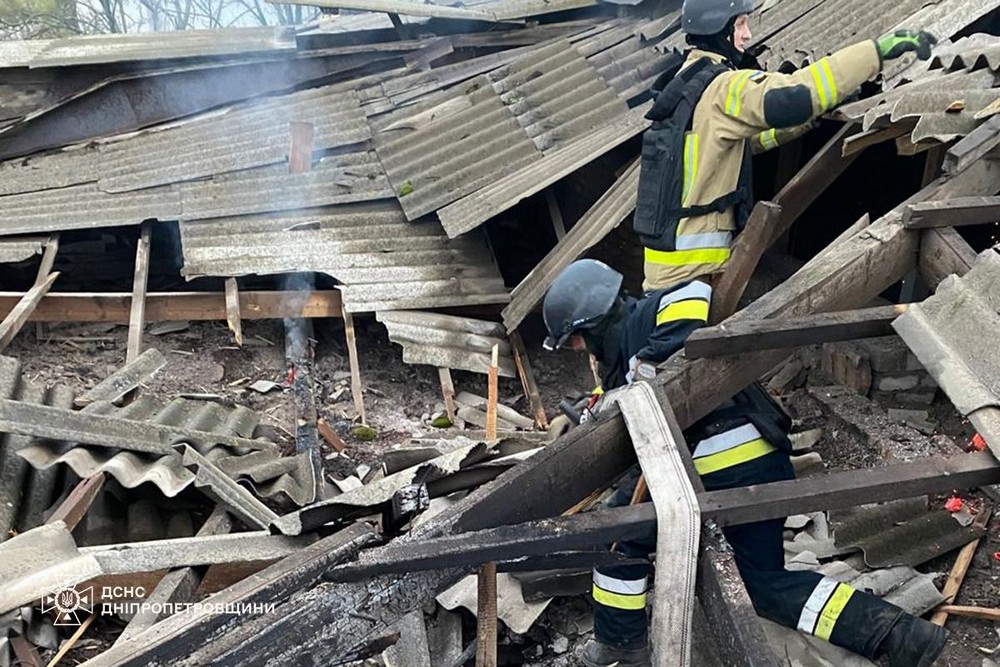 photo 2025 11 10 09 25 41 Спалахнули будинок, храм і банк: про наслідки обстрілів Нікополя і Синельниківщини розповіли у ДСНС
