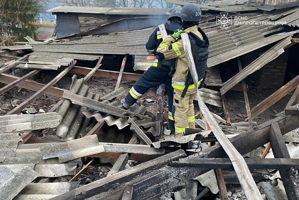 photo 2025 11 10 09 25 42 Спалахнули будинок, храм і банк: про наслідки обстрілів Нікополя і Синельниківщини розповіли у ДСНС