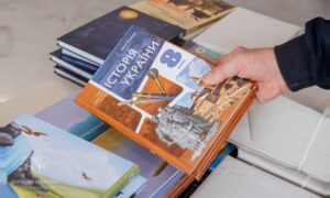 Дніпропетровщина отримала ще понад 15 тисяч шкільних підручників (фото)