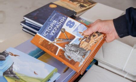 Дніпропетровщина отримала ще понад 15 тисяч шкільних підручників (фото)