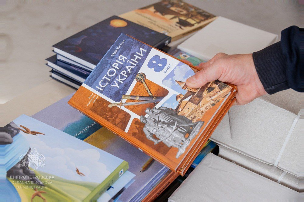 Дніпропетровщина отримала ще понад 15 тисяч шкільних підручників (фото)