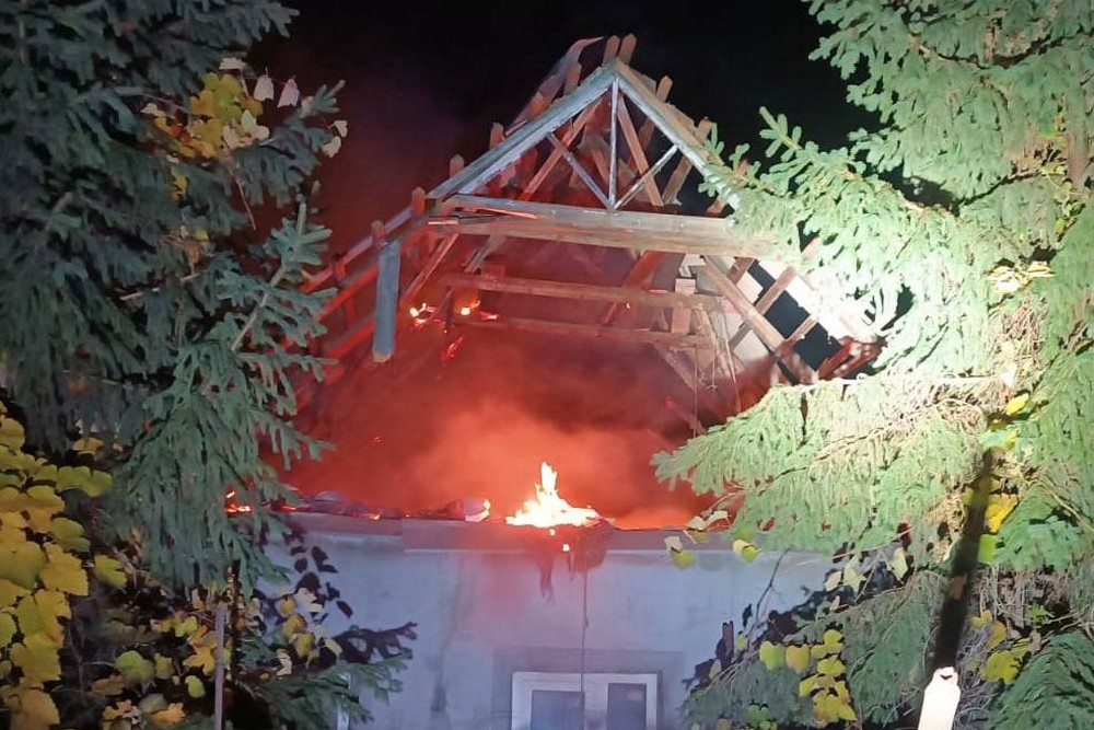 У Нікополі горів приватний будинок, пошкоджено АЗС, є загиблий на Синельниківщині, пожежі виникли у Павлограді – ворог вночі атакував область з різних видів зброї (фото)