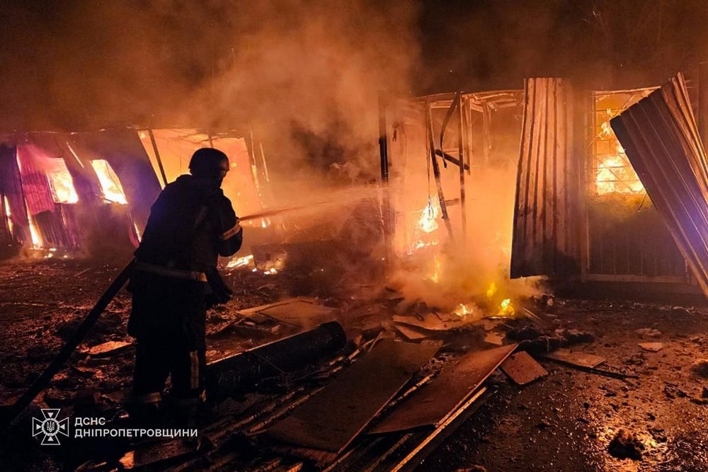 Нікополь, Павлоград і Синельниківщина під вогнем, вбито чоловіка: наслідки ворожих обстрілів Дніпропетровщини показали в ДСНС