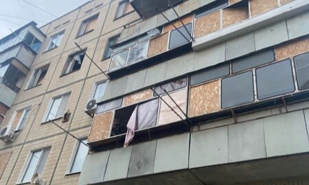 На Нікопольщині важко поранено чоловіка, побиті АЗС, будинки, торгівельний павільйон, на Синельниківщині понівечено 8 будинків, виникла пожежа (фото)