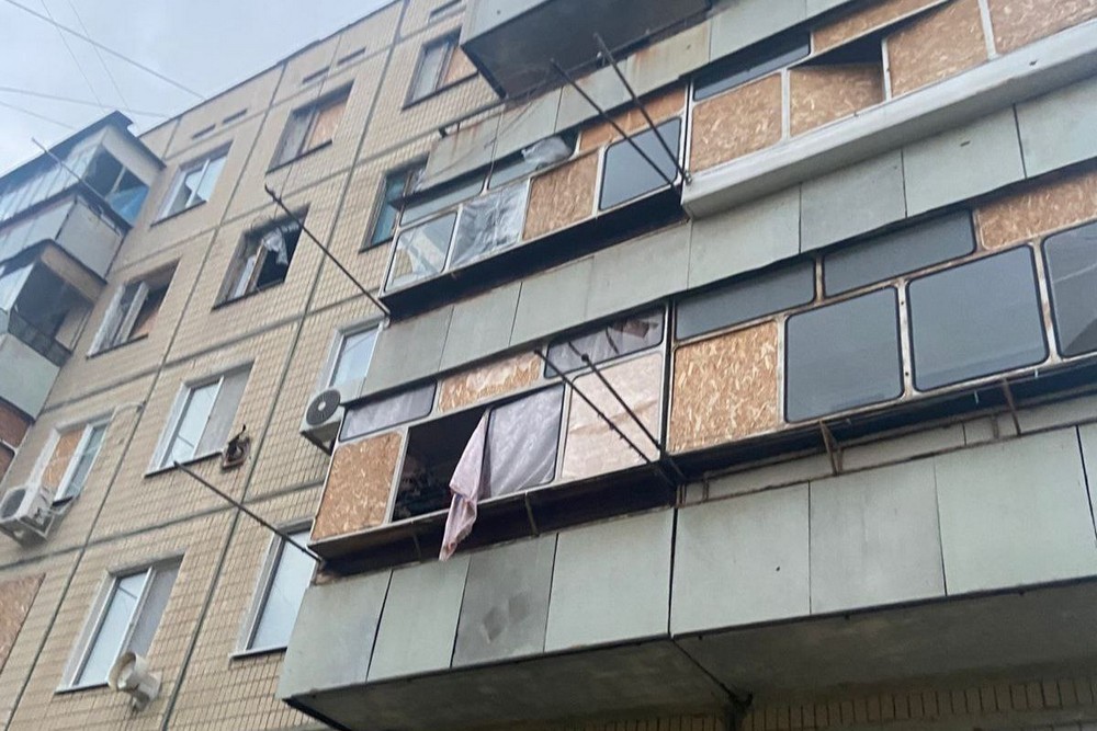 На Нікопольщині важко поранено чоловіка, побиті АЗС, будинки, торгівельний павільйон, на Синельниківщині понівечено 8 будинків, виникла пожежа (фото)