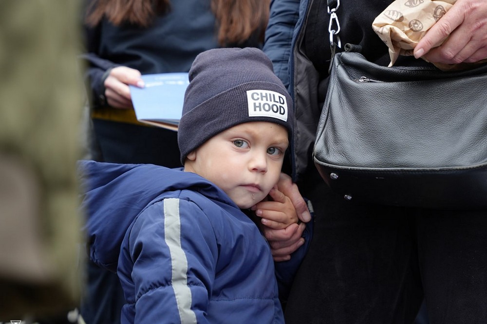 Серед пасажирів діти і котики: Закарпаття зустріло евакуаційний потяг з Дніпропетровщини