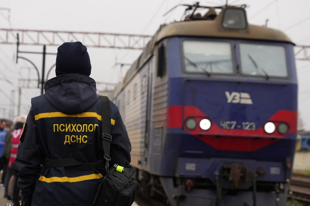 Серед пасажирів діти і котики: Закарпаття зустріло евакуаційний потяг з Дніпропетровщини
