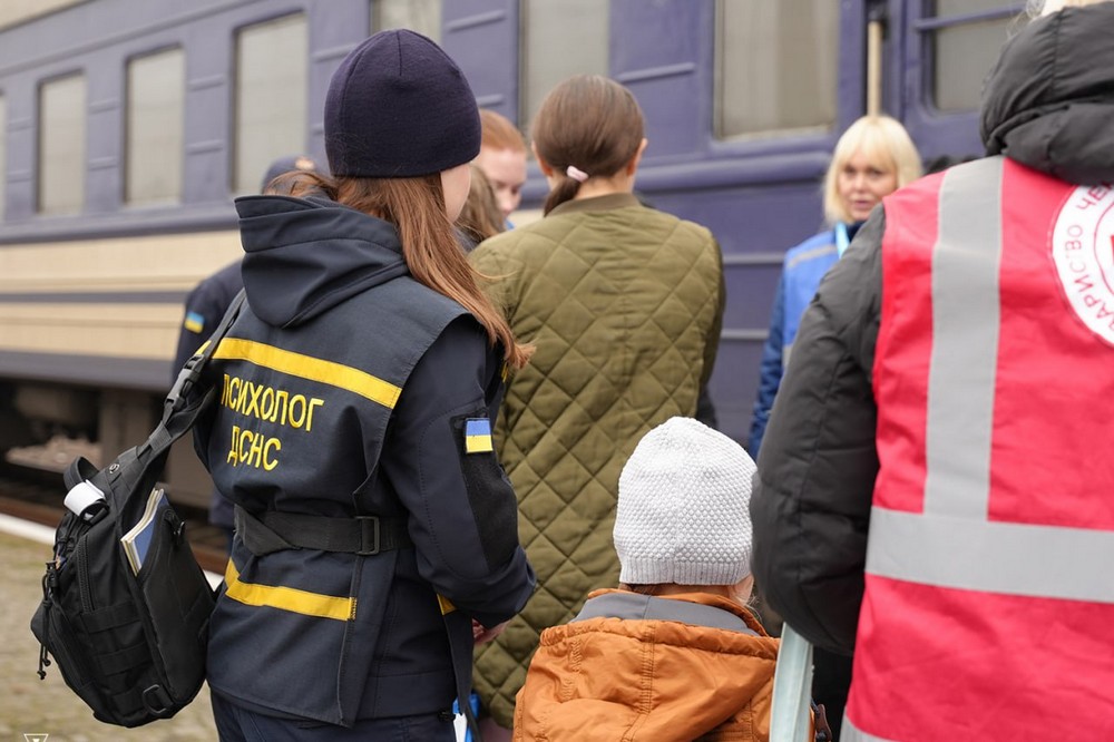 Серед пасажирів діти і котики: Закарпаття зустріло евакуаційний потяг з Дніпропетровщини