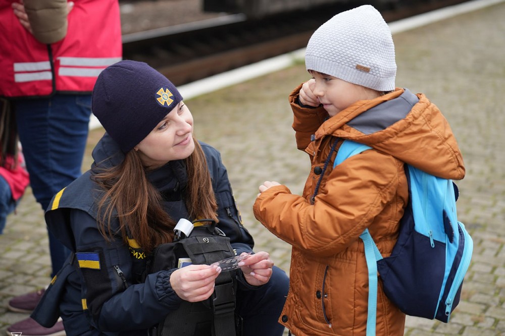 Серед пасажирів діти і котики: Закарпаття зустріло евакуаційний потяг з Дніпропетровщини