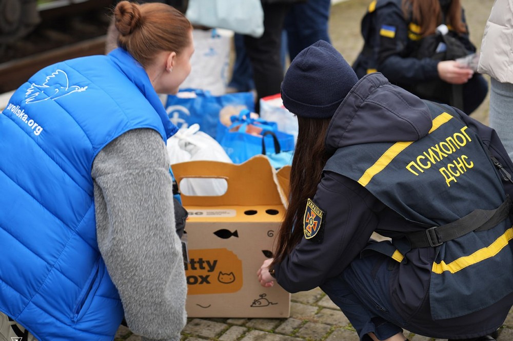 Серед пасажирів діти і котики: Закарпаття зустріло евакуаційний потяг з Дніпропетровщини