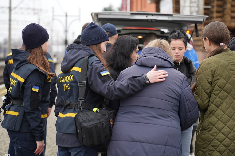 Серед пасажирів діти і котики: Закарпаття зустріло евакуаційний потяг з Дніпропетровщини