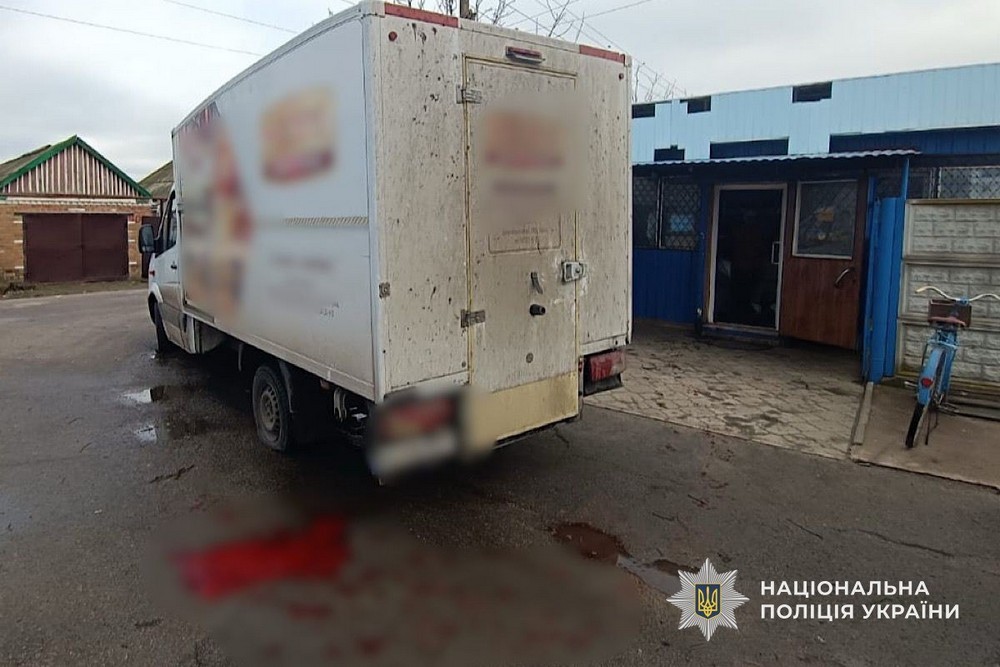 Водій розвантажував продукти, коли прилетів ворожий дрон: про наслідки ударів по Нікопольщині і Синельниківщині розповіли у поліції (фото) 1 Водій розвантажував продукти, коли прилетів ворожий дрон: про наслідки ударів по Нікопольщині і Синельниківщині розповіли у поліції (фото)