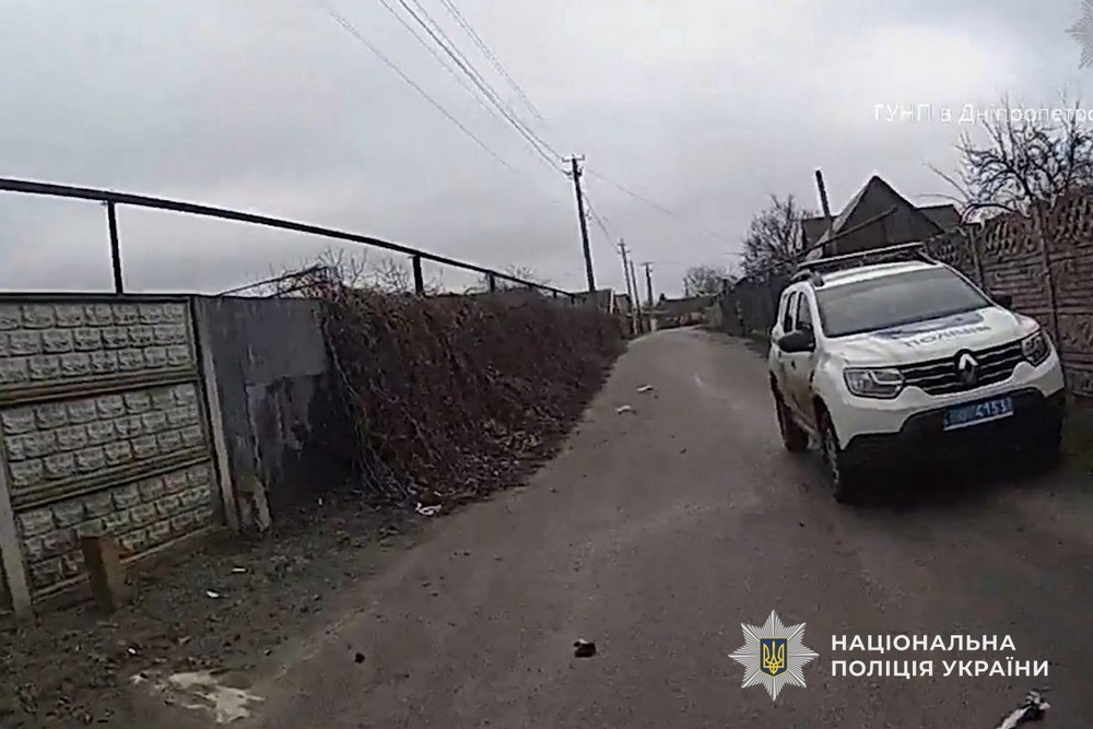 Швидку не вдавалося викликати через відсутність зв’язку: як на Нікопольщині рятували стікаючого кров’ю водія вантажівки після обстрілу (відео) Швидку не вдавалося викликати через відсутність зв’язку: як на Нікопольщині рятували стікаючого кров’ю водія вантажівки після обстрілу (відео)